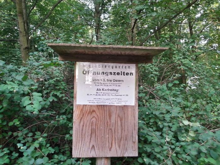 Schild mit Öffnungszeiten