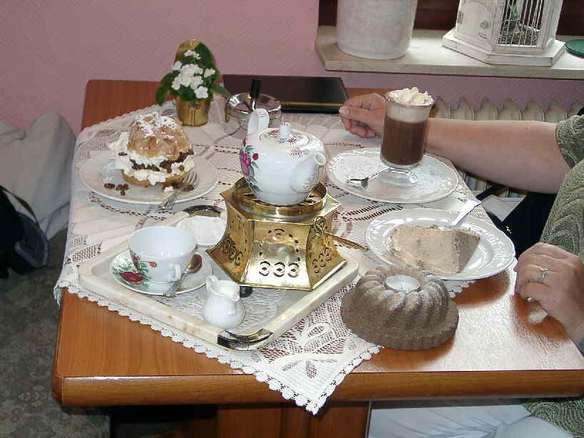 "Unser" Nachmittagsschmaus mit "Ostfriesischem Sturmsack", "Ostfriesischem Tee auf Stövchen", Sahnekuchen mit Pflaume und Kakao mit Amaretto und Sahne.