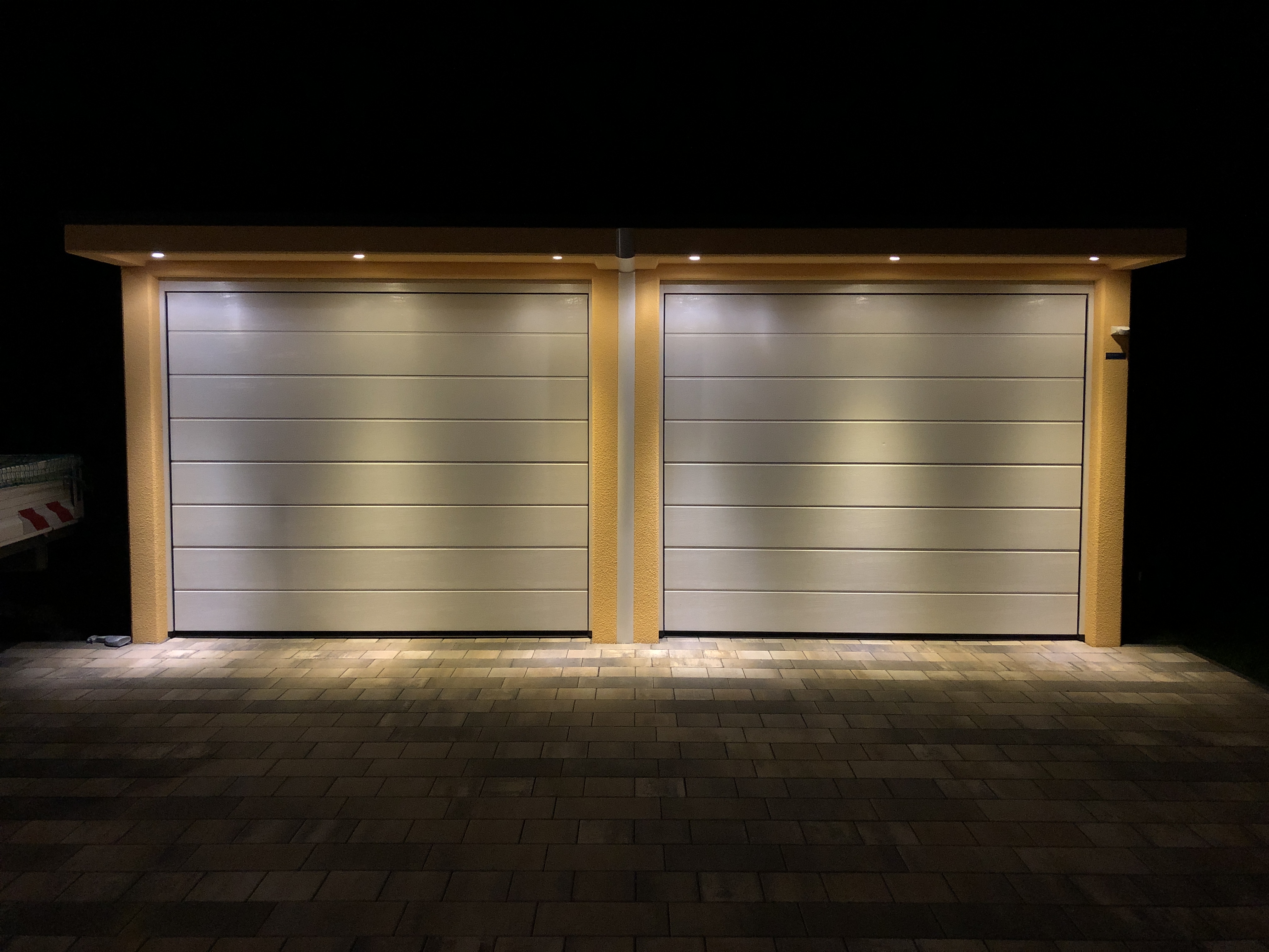 Doppelgarage in Beton mit Vordächern und LED- Beleuchtung!