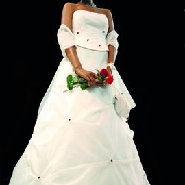 Brautkleid mit Röschen gezeigt auf einer Modenschau in Kapstadt