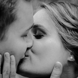 Kuss, fotografiert von den Hochzeitsfotografen Leipzig 