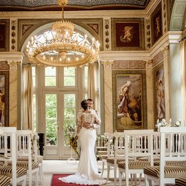 Brautpaar im Schwind Pavillon, fotografiert von den Hochzeitsfotografen Leipzig 