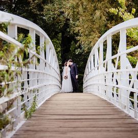 Brautpaar auf einer Brücke, fotografiert von den Hochzeitsfotografen Leipzig 