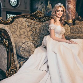Braut auf Sofa, fotografiert von den Hochzeitsfotografen Leipzig 