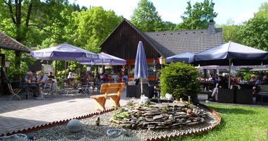 Einkehr Zur Maut Der große Biergarten in Steinwiesen