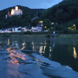 Schloss Stolzenfels spiegelt sich im abendlichen Rhein