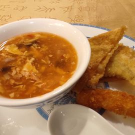 Pekingsuppe, knusprige Wan Tans und gebackene Garnele als "Appetizer"