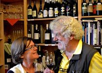 Bild zu VinoLibros Antiquariat und Weinladen am Laufer Schlagturm
