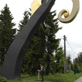 Der Krummstab am Waldskulpturenweg, der hier zusammen mit dem Rothaarsteig verläuft