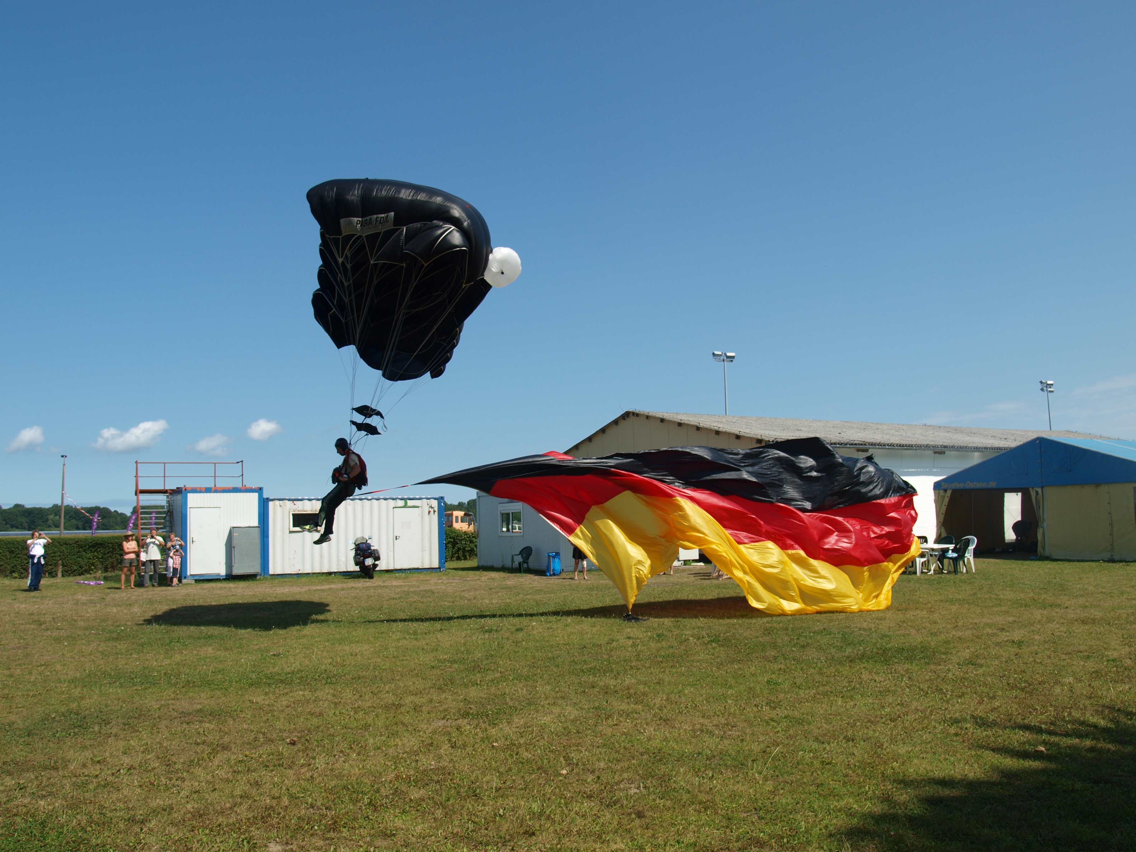 Flaggenspr&uuml;nge beim Skydive - Ostsee