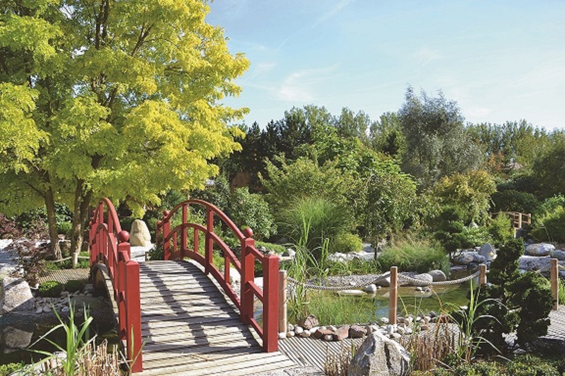 Rote Brücke im Lotos-Garten