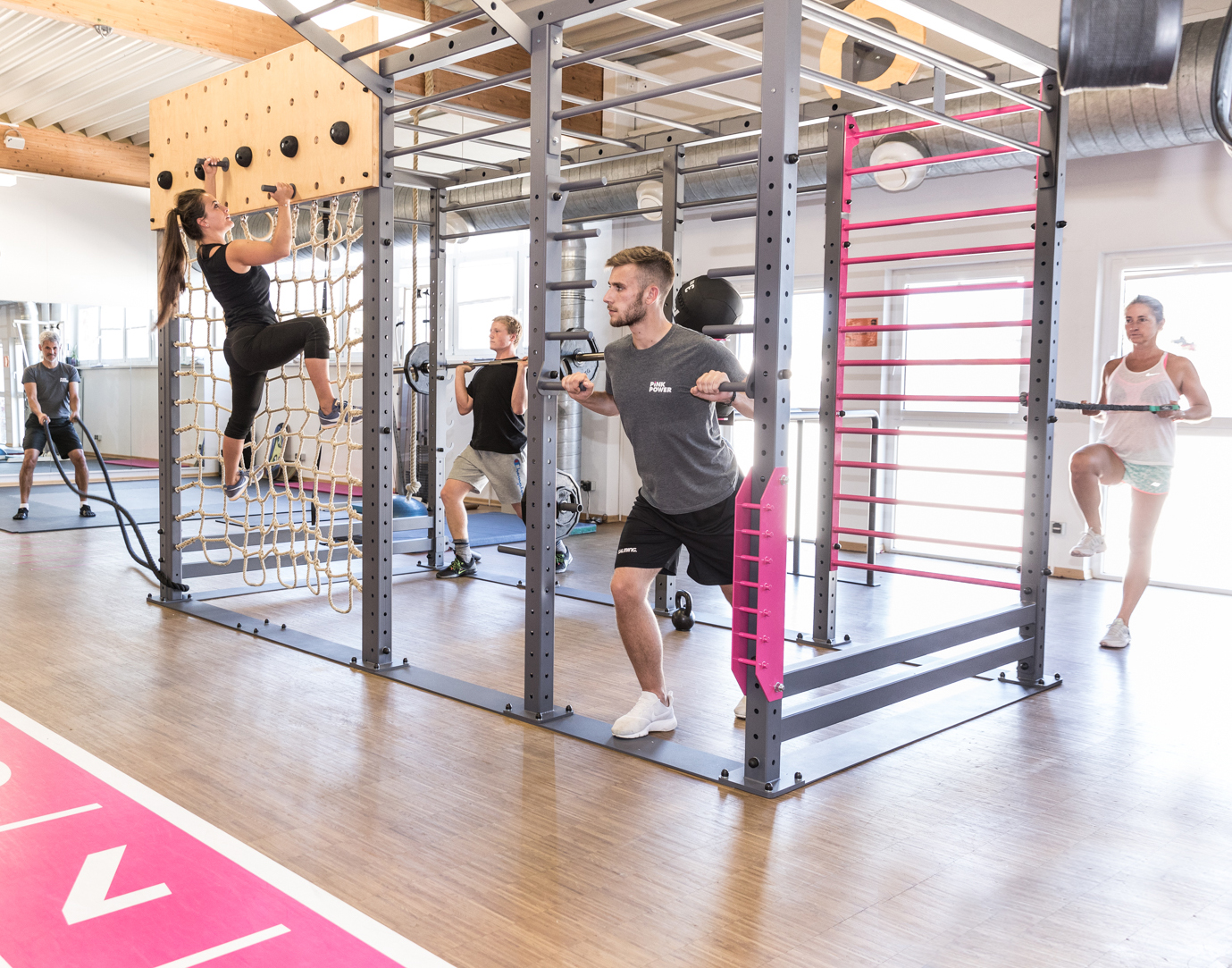 Cross-Tower im Pink Power - Workout-of-the-week – allein oder in der Gruppe