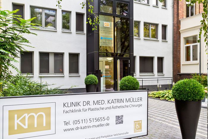 Frontansicht der Klinik