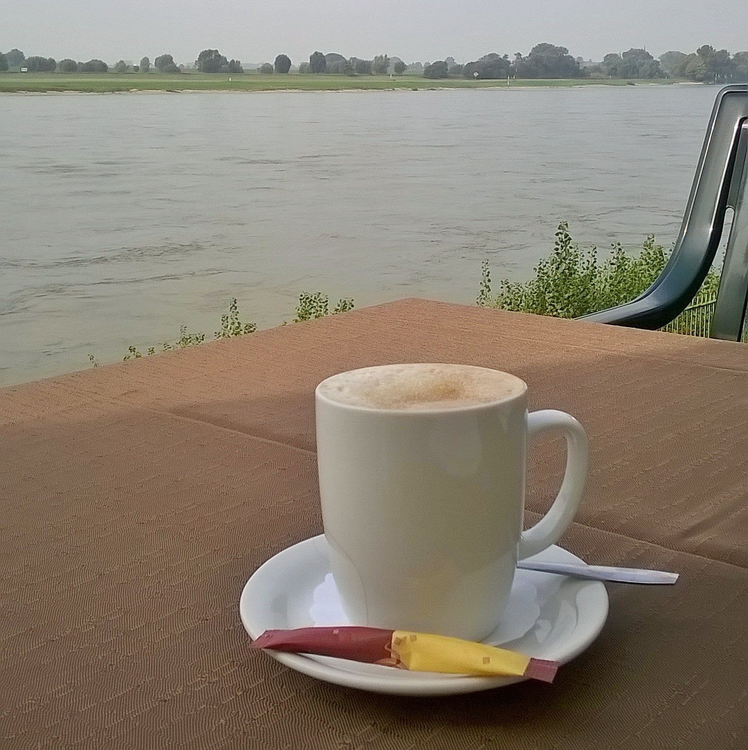 Milchkaffee mit Rheinblick