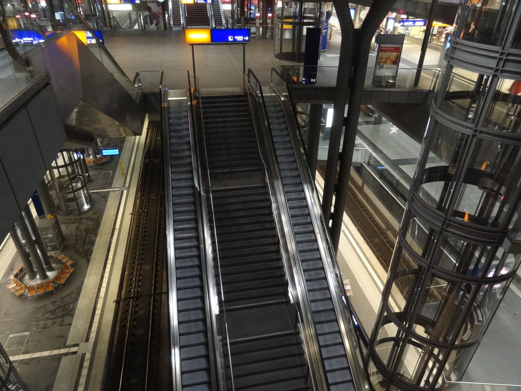mitternächtliche Impression vom leeren Hauptbahnhof der "Welthauptstadt"