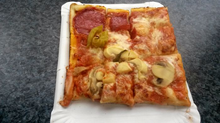 Minipizza Salami 1,20 €.