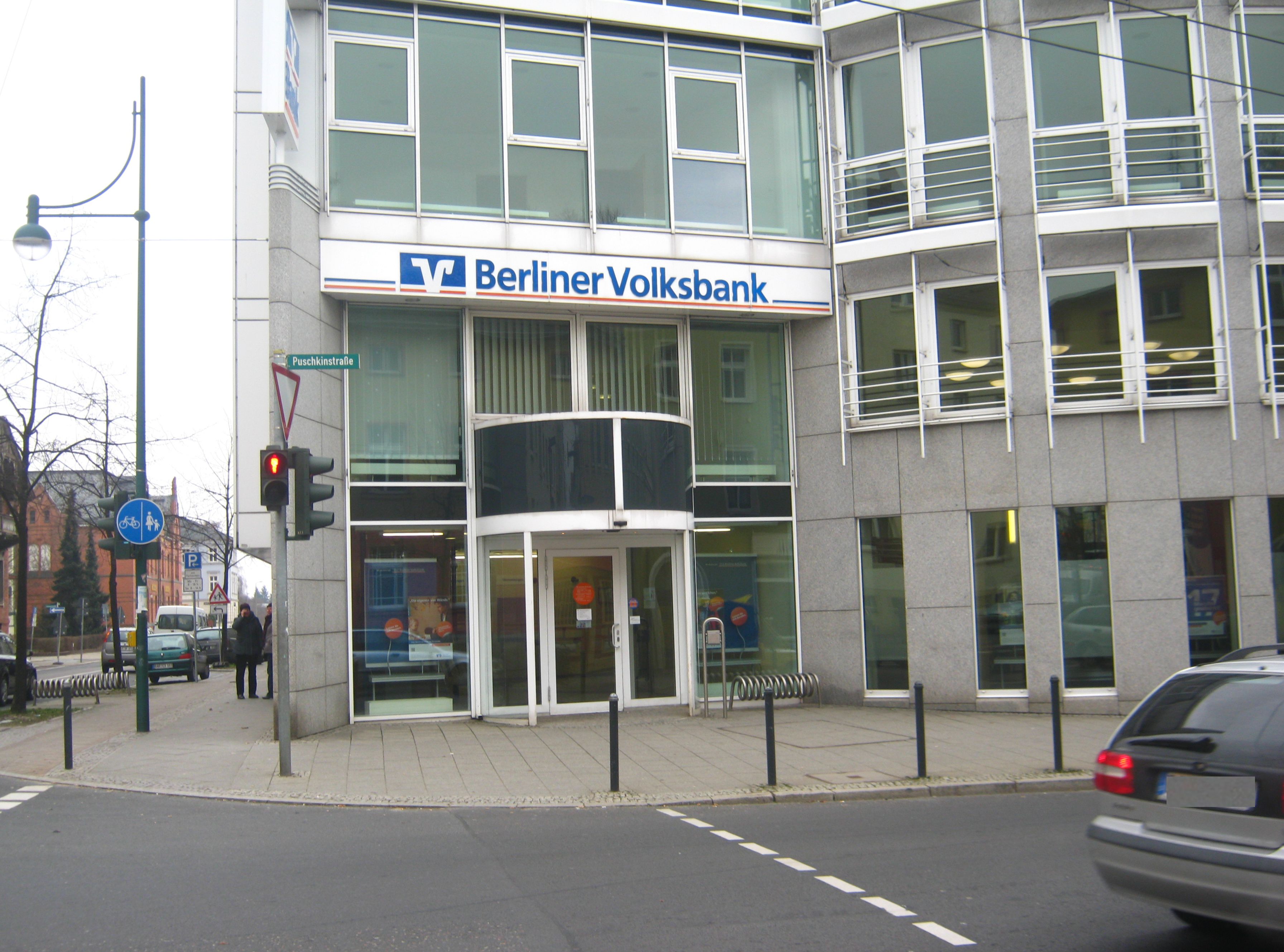 Eingang zur Berliner Volksbank in der Friedrich-Ebert-Straße.