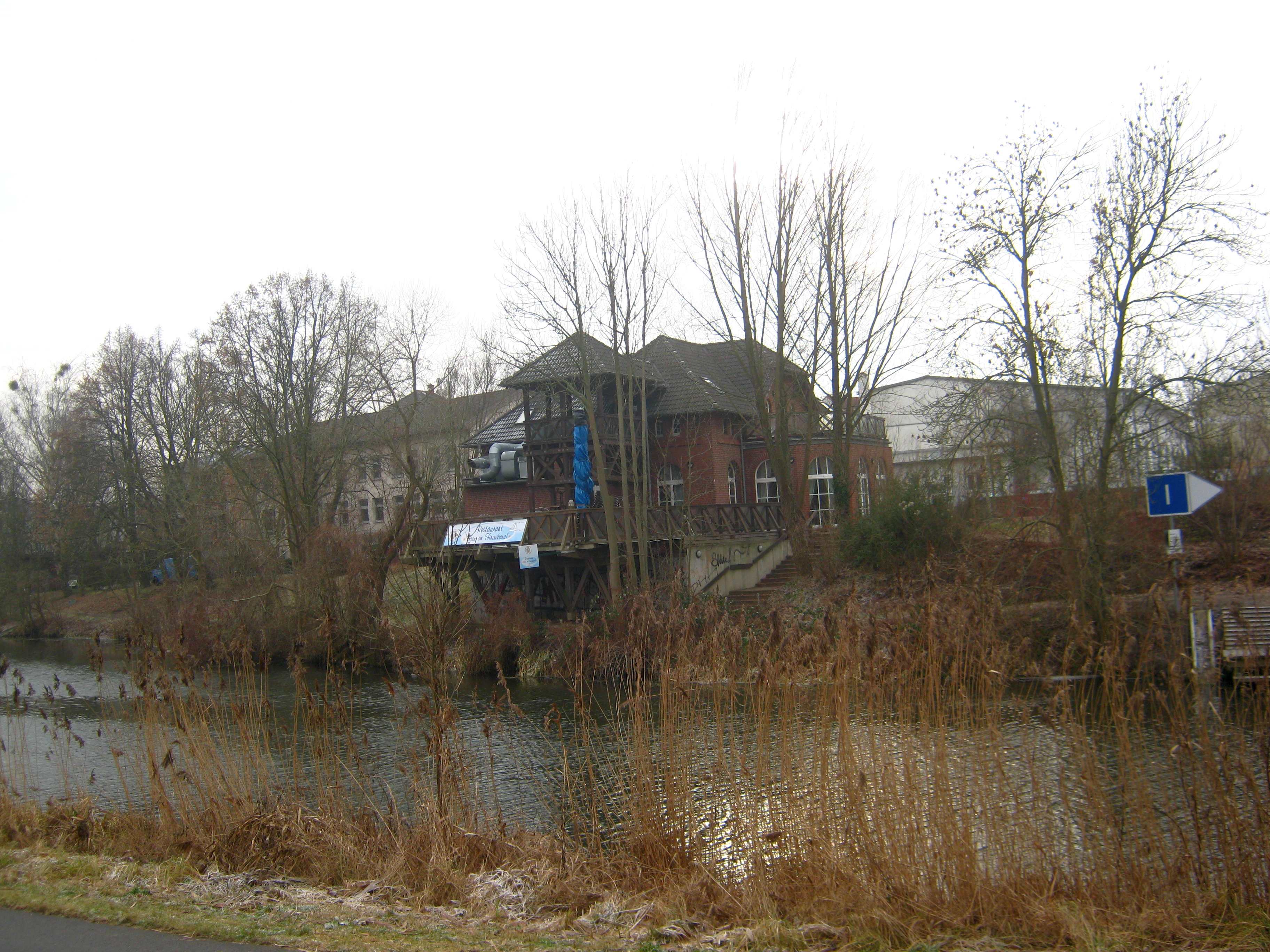 Haus am Finowkanal, Kanalseite.