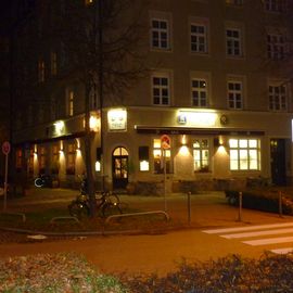 Das Restaurant von außen bei Nacht