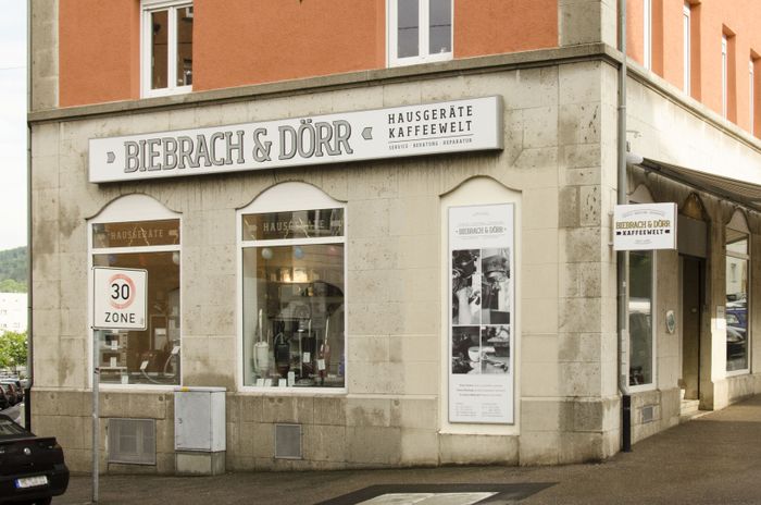 In der Kniebisstraße 1 (S-Ost) erhalten Sie eine große Auswahl an Hausgeräten, Kaffeevollautomaten sowie Espressomaschinen führender Hersteller.