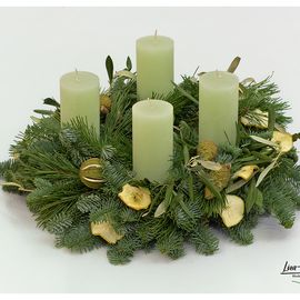 Advent - Adventskranz mit Nordmannstanne, Bergkiefer, Limetten, Pinienzapfen und getrockneten Apfelscheiben