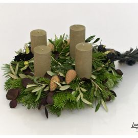 Adventskranz mit Nordmannstanne, Kiefer, Olive, Eukalyptus, zapfen und Amsel