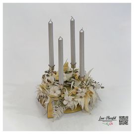 Adventskranz mit Trockenblumen und Baumwolle