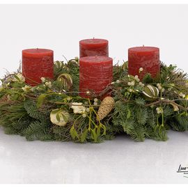Advent - Adventskranz mit Nordmannstanne, Pinienzapfen, Misteln, Limette, getrockneten Zitronenscheiben, LED und roten Kerzen