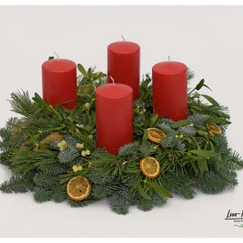 Advent - Adventskranz mit roten Kerzen, Nordmannstanne, Fichte, Misteln, getrockneten Orangenscheiben, Zapfen und LED-Draht