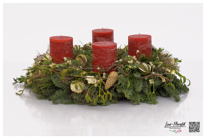 Advent - Adventskranz mit Nordmannstanne, Pinienzapfen, Misteln, Limette, getrockneten Zitronenscheiben, LED und roten Kerzen