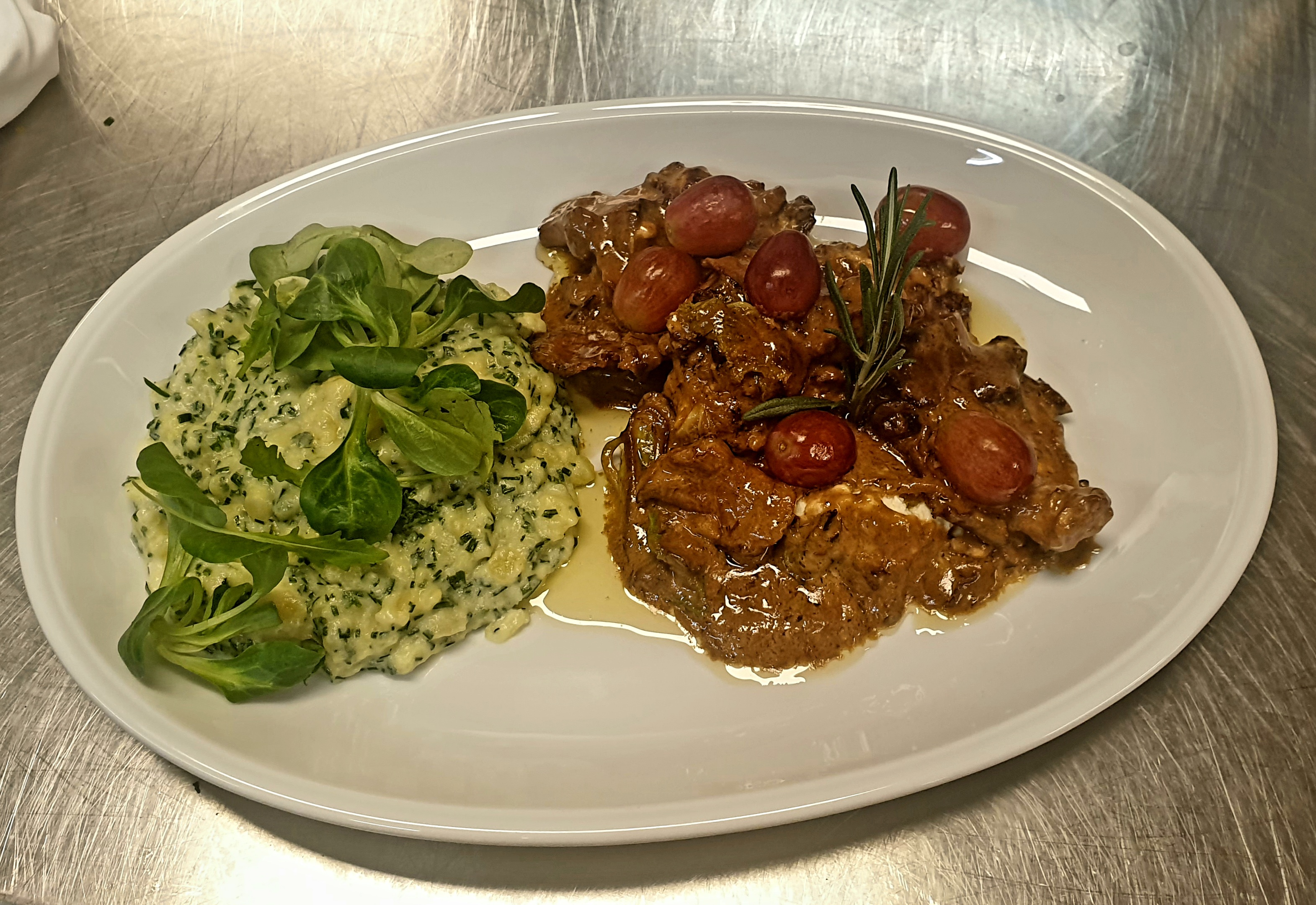 Pilzragu mit Petersieleinkartoffelstampf.