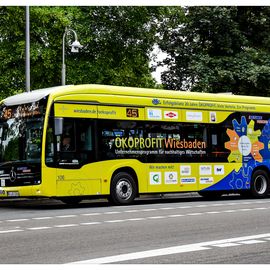 Ein Batteriebus vom Typ eCitaro mit dem Motiv Ökoprofit in Wiesbaden. Quelle: ESWE Verkehr