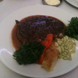 Entrecote an Rotwein-Schalottensauce,Kartoffelgratin,Blattspinat und Flageolets