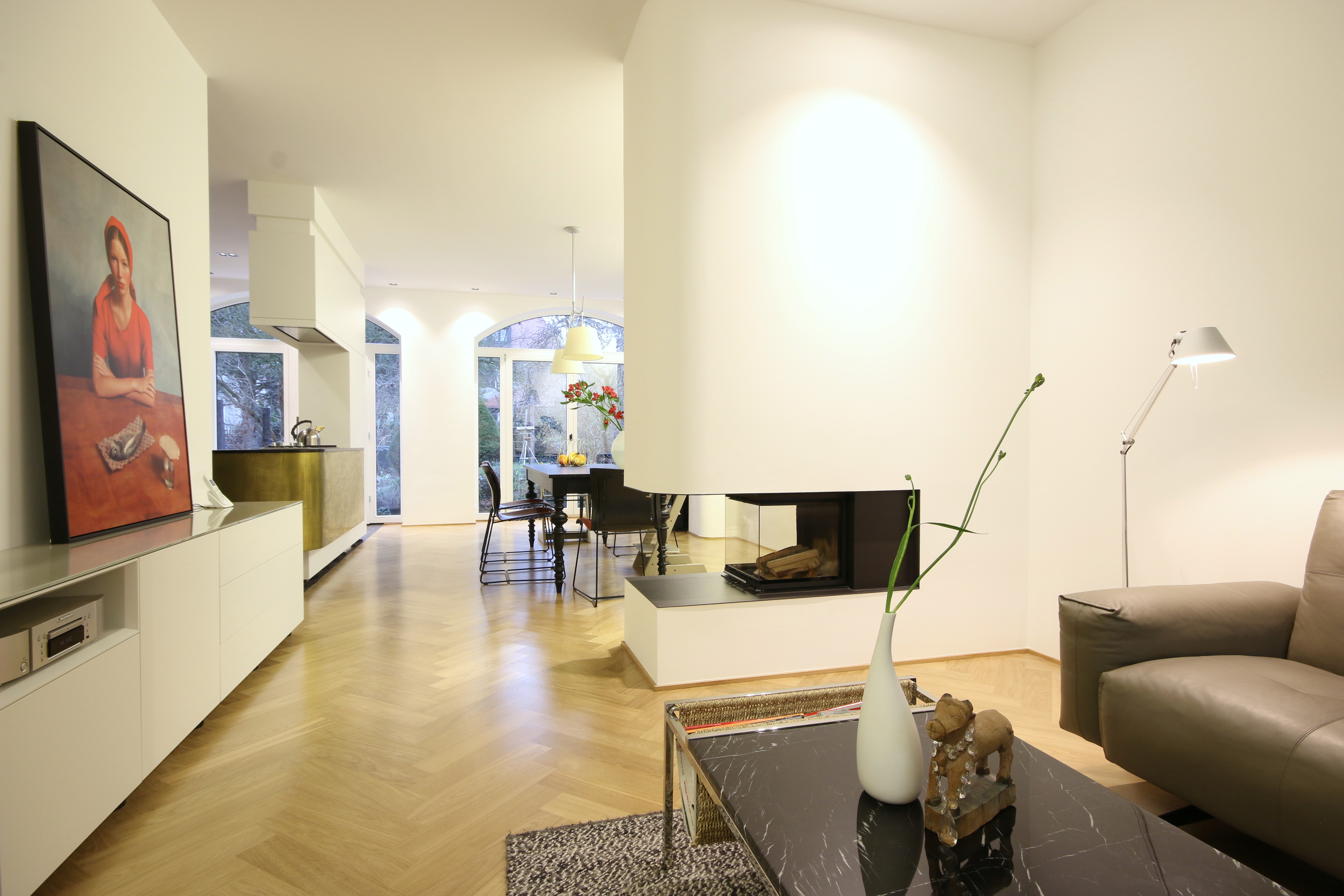 Küche und Wohnzimmermöbel von der Tischlerei Boldt Innenausbau GmbH in Leipzig geplant und gefertigt