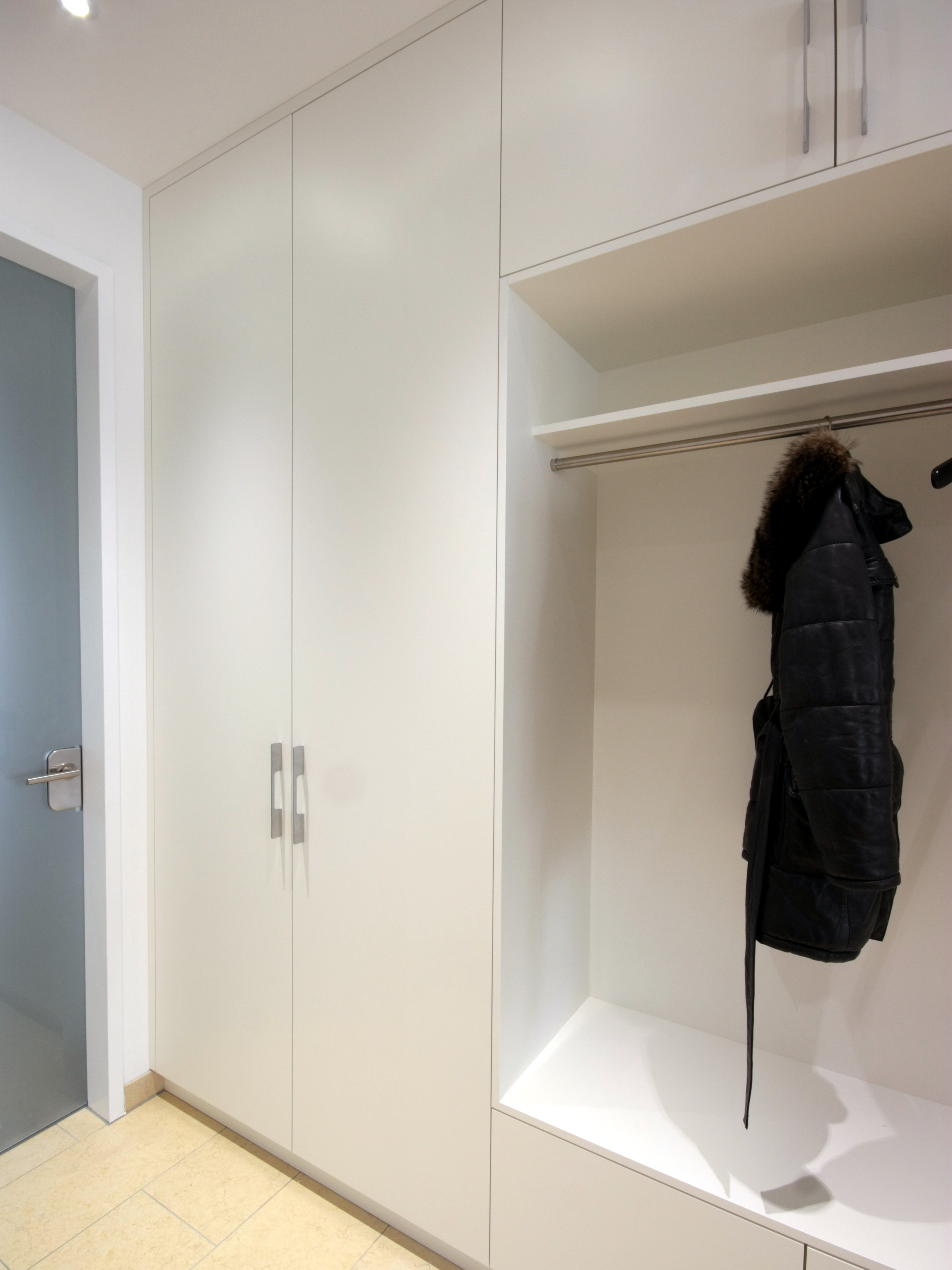 Garderobenschrank in matt weiß lackiert von der Tischlerei Boldt Innenausbau in Leipzig