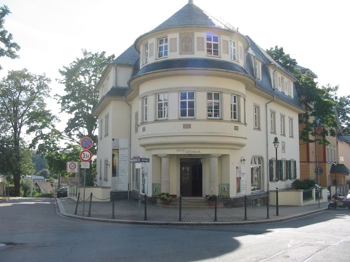 In diesem Haus finden Sie uns auf dem Rißweg 70 - direkt an der Bautzner Landstrasse in Dresden.