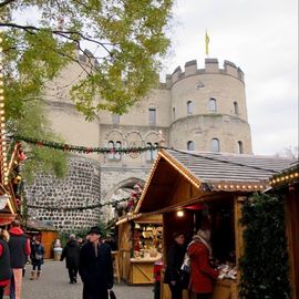 Nikolaus Dorf auf dem Rudolfplatz in Köln 