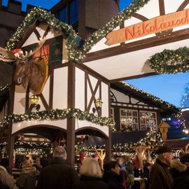 Nikolausdorf der Weihnachtsmarkt auf dem Rudolfplatz in Köln 