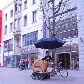 Einer der bekanntesten Orgelspieler von Köln, er ist bestimmt schon über 20 Jahre im Geschäft seion Stammplatz die Einkaufsmeile Schildergasse