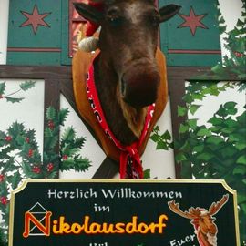 Nikolausdorf der Weihnachtsmarkt auf dem Rudolfplatz in Köln 