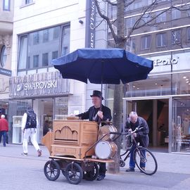 Einer der bekanntesten Orgelspieler von Köln, er ist bestimmt schon über 20 Jahre im Geschäft seion Stammplatz die Einkaufsmeile Schildergasse
