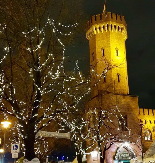 Malakoffturm im Kölner Rheinauhafen zu Weihnachten 2017