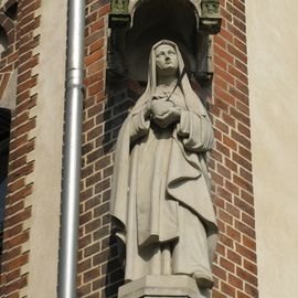 Marienfigur außen an der Kirche.