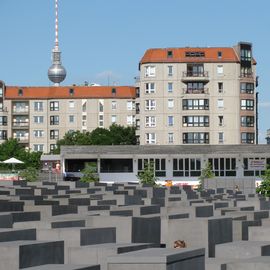Holocaust-Mahnmal 2014, Stelenfeld und Fernsehturm im Hintergrund.:)