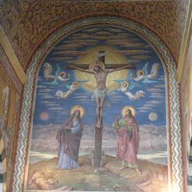 Jesusdarstellung mit Kreuz und Sonnenlicht dort in der Kirche.