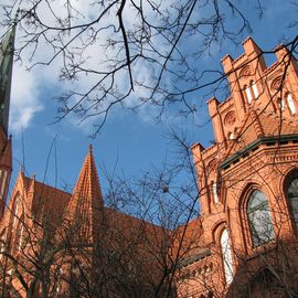 Kirche mit Pfarrhaus rechts.