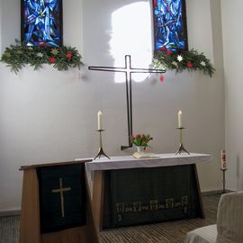 Der Altarbereich am Ostende der Kirche.
