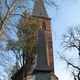 Kirche mit Obelisk.