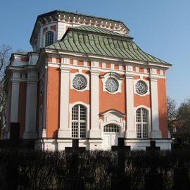 Kirche mit Kirchhof.