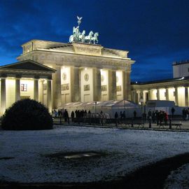 Brandenburger Tor abends mit etwas Schnee.:)